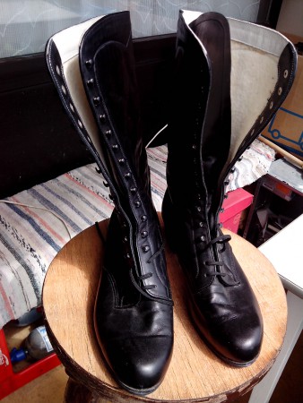 40-es női magas szárú fűzős cipő 