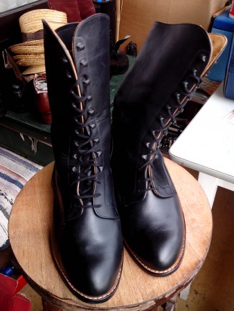 40-es női magas szárú cipő